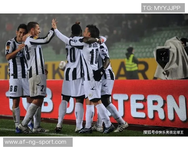 足球迷因比赛失利愤怒砸电视引发热议背后的情感与理智碰撞